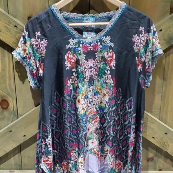 AWESOME*JOHNNY WAS PRINTED SILK TOP Sz SMALL Gray Lace at Neck Hem & Sleeve Cuff
